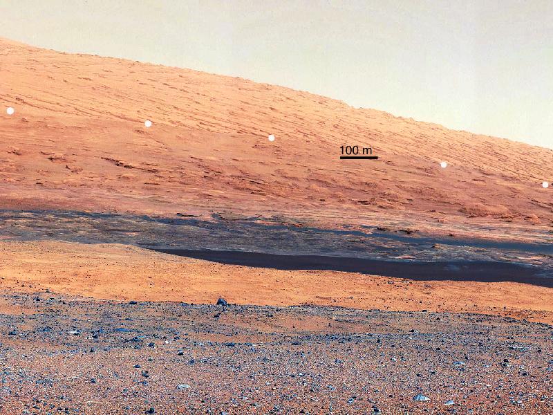 Hier zie je een deel van Mount Sharp, een vreemde berg middenin de krater. Het gedeelte onder de witte punten moet mineralen bevatten.