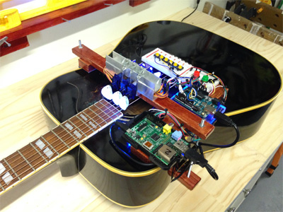 thumbnail voor Een gitaar die zichzelf bespeelt