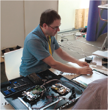 iFixit-oprichter Kyle Wiens showt zijn reparatieskills op de Electronics Goes Green 2016