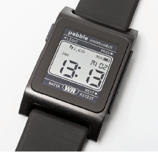 Het zwart-witscherm van de Pebble is in zonlicht zeer goed af te lezen, maar het is geen touchscreen.