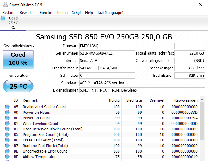 Voor het uitlezen van SMART-waarden bestaan algemene programma's (hier: CrystalDiskInfo met een Samsung 850 EVO). Daarnaast bieden fabrikanten vaak eigen tools. 