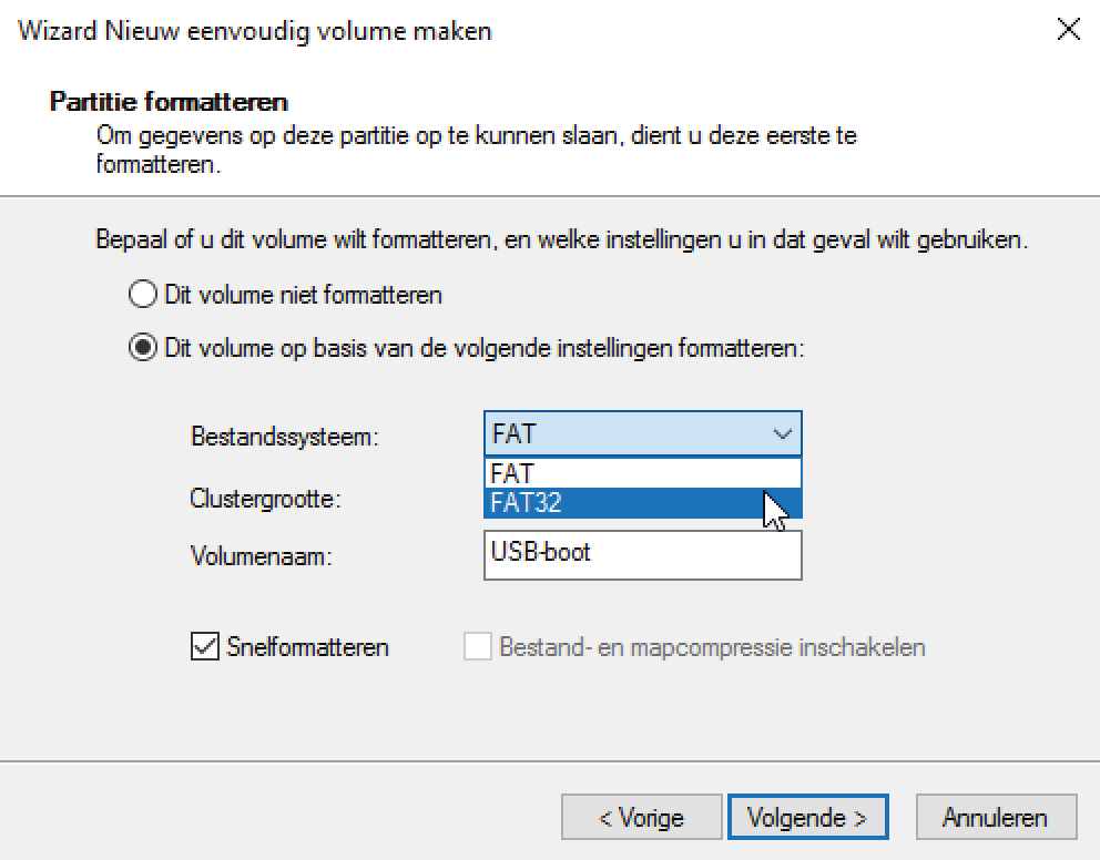 Een andere wizard helpt je aan een nieuwe boot-partitie. Het standaardbestandssysteem is echter niet goed: wijzig dat in FAT32. 
