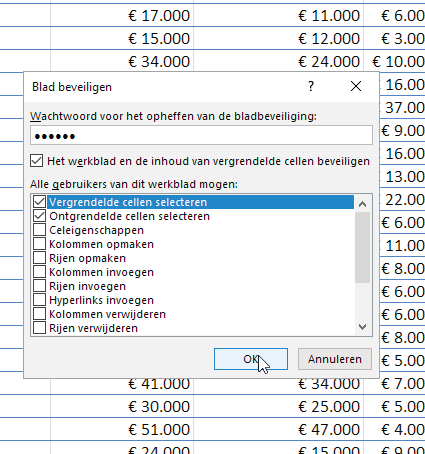 Zodra je een blad hebt beveiligd, zijn de formules niet meer herkenbaar. Met een wachtwoord voorkom je dat de functies weer worden getoond.