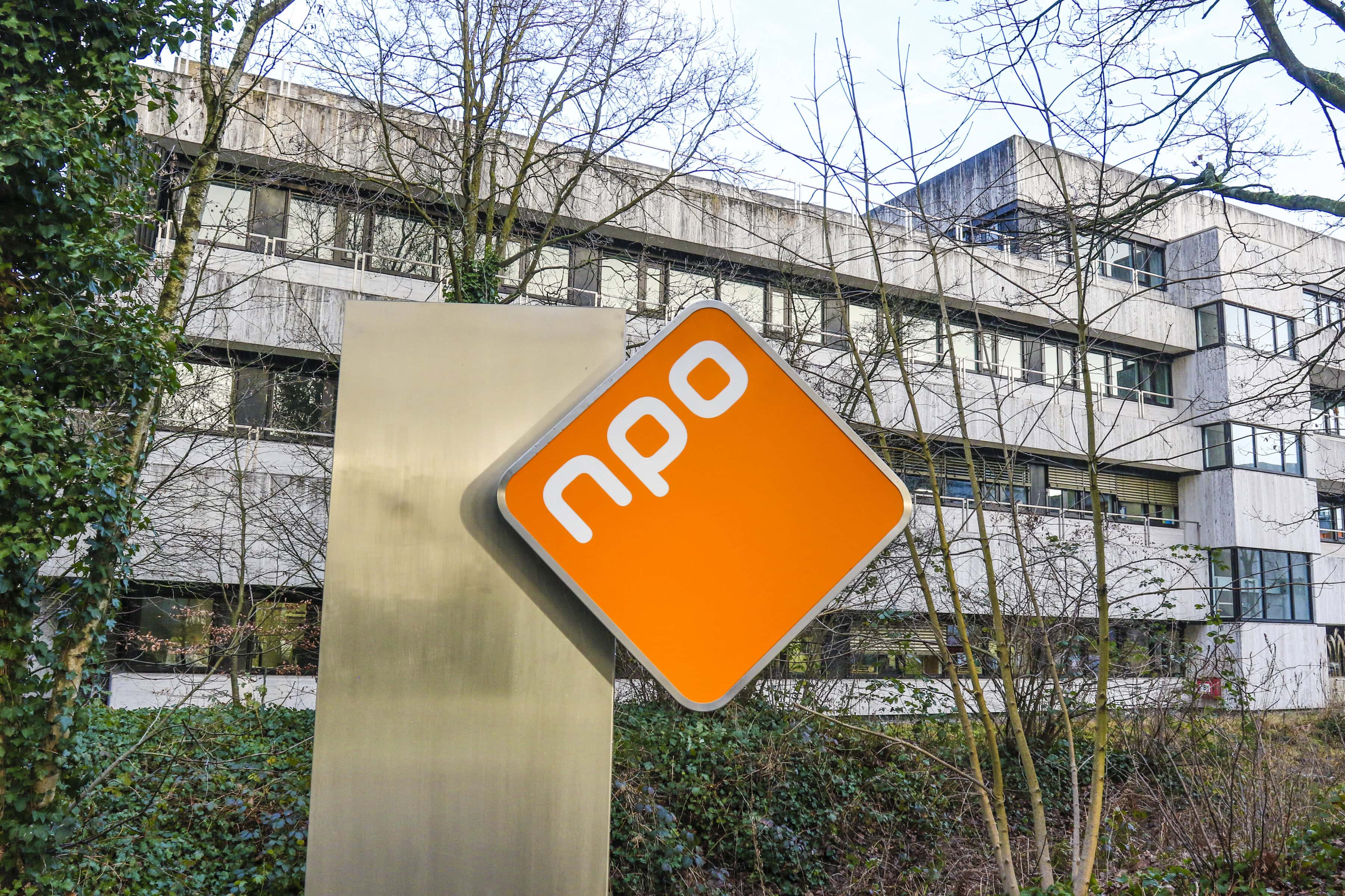 Gebouw en logo Nederlandse Publieke Omroep - NPO