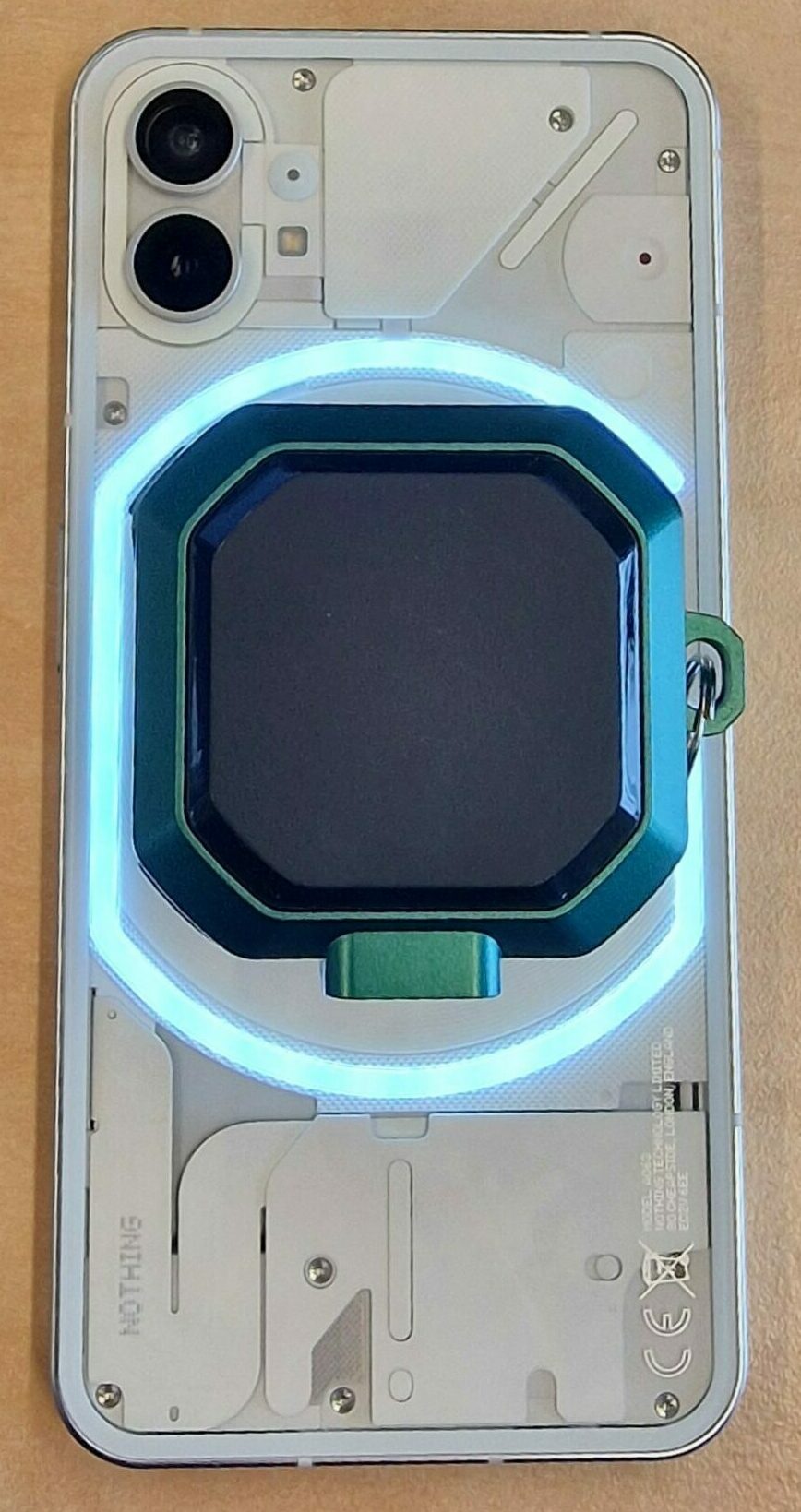 Draadloos laden van oortjes via de Nothing Phone (1)