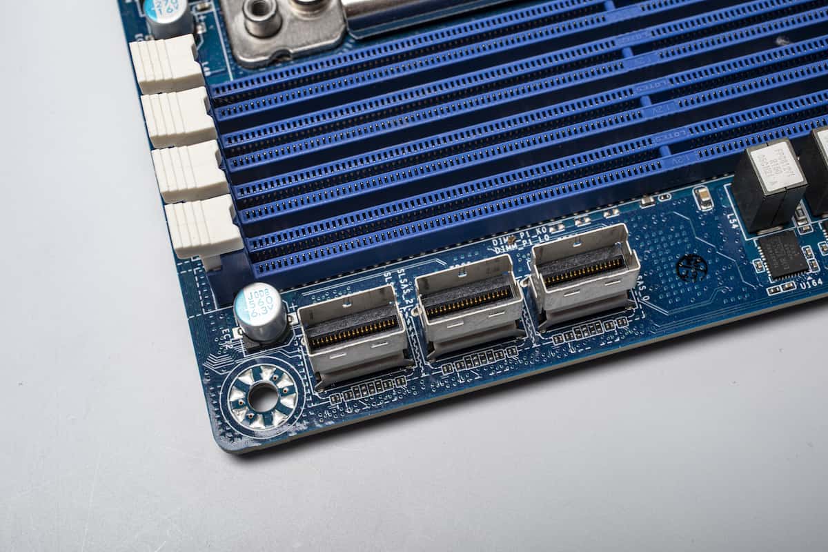 GIGABYTE MZ72-HB2 (rev3.0) aansluitingen