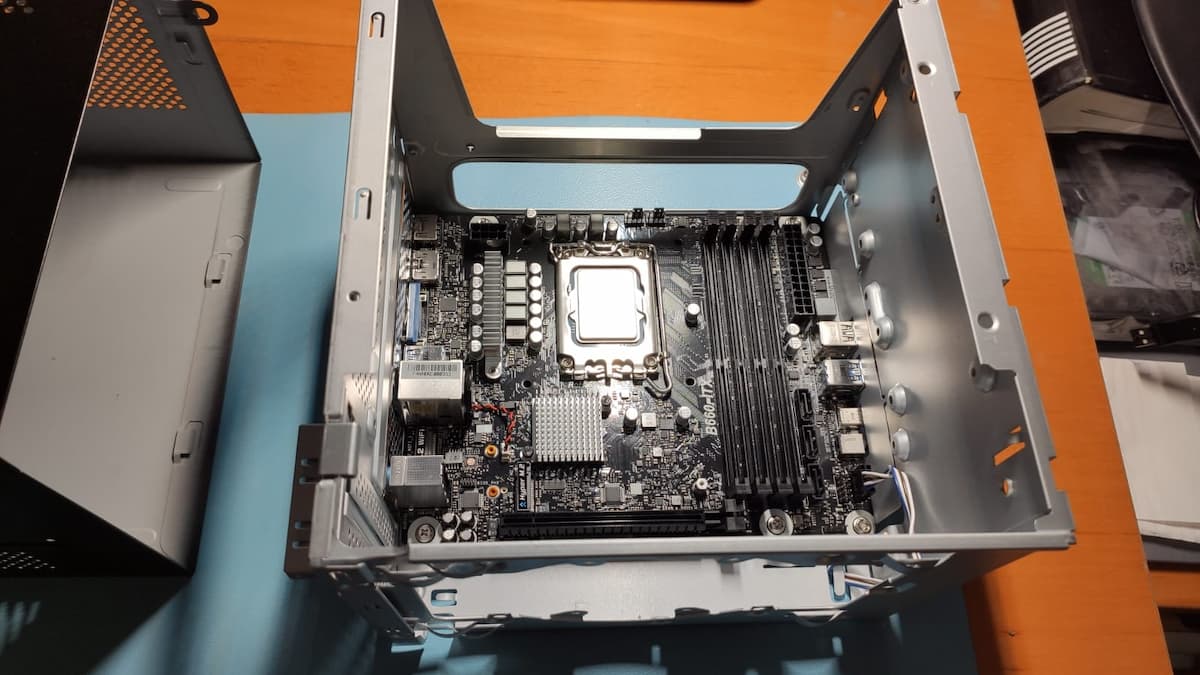 DeskMeet B660 barebone, tray met moederbord