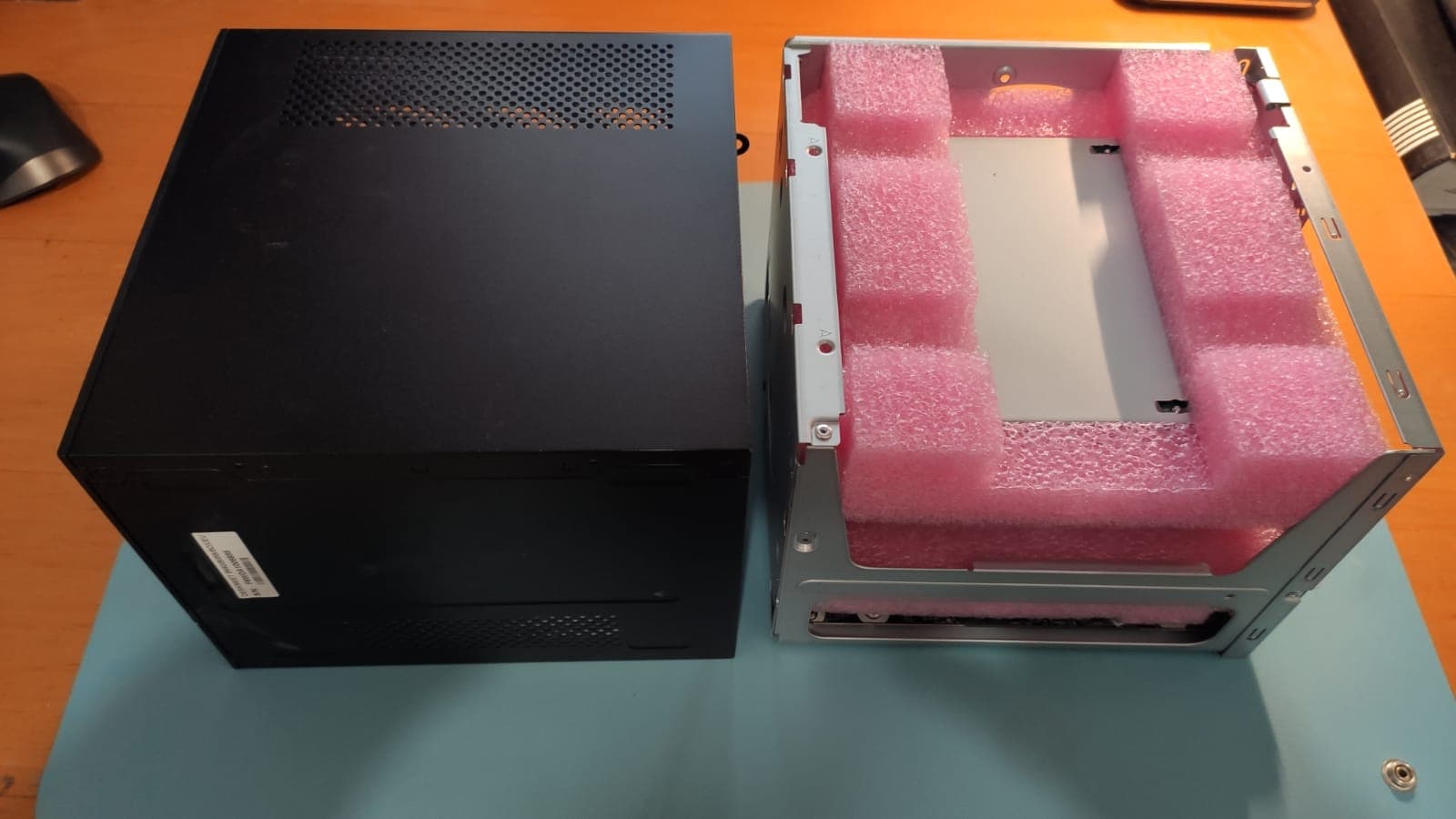 mini-pc barebone DeskMeet B660 voeding handig in behuizing verpakt