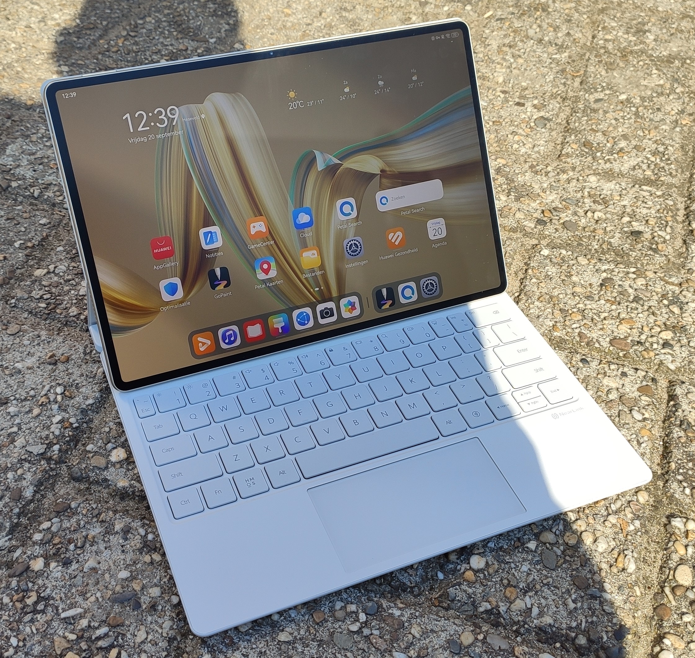 dual oled scherm buiten bij daglicht