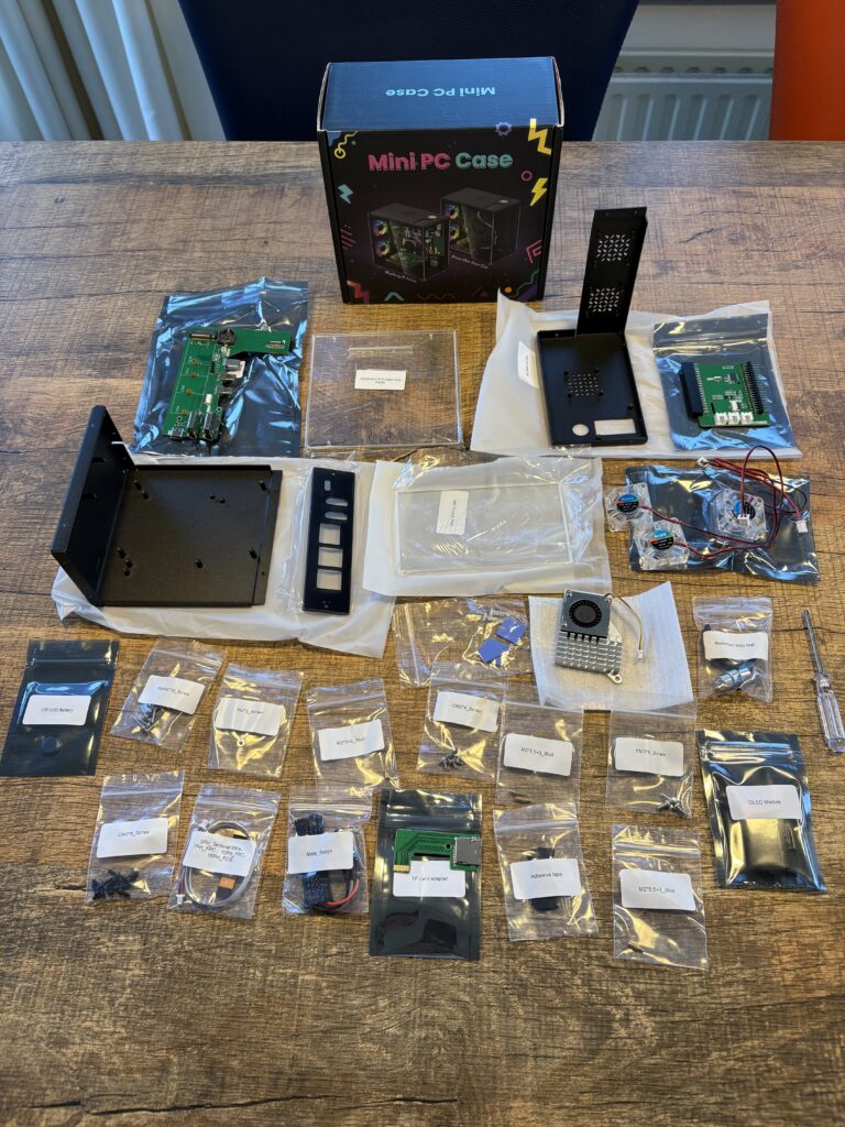 alle onderdelen tentoongespreid op tafel