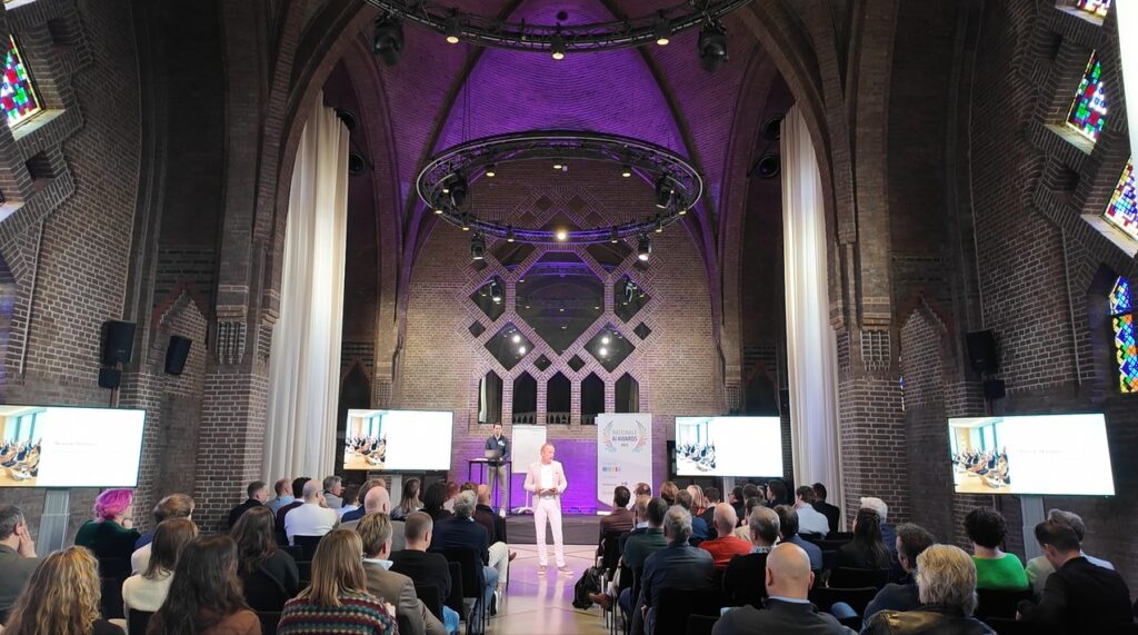 Onder de bezielende begeleiding van Wout Plevier werden de Nationale AI Awards 2026 uitgereikt in de DOMUSDELA in Eindhoven.