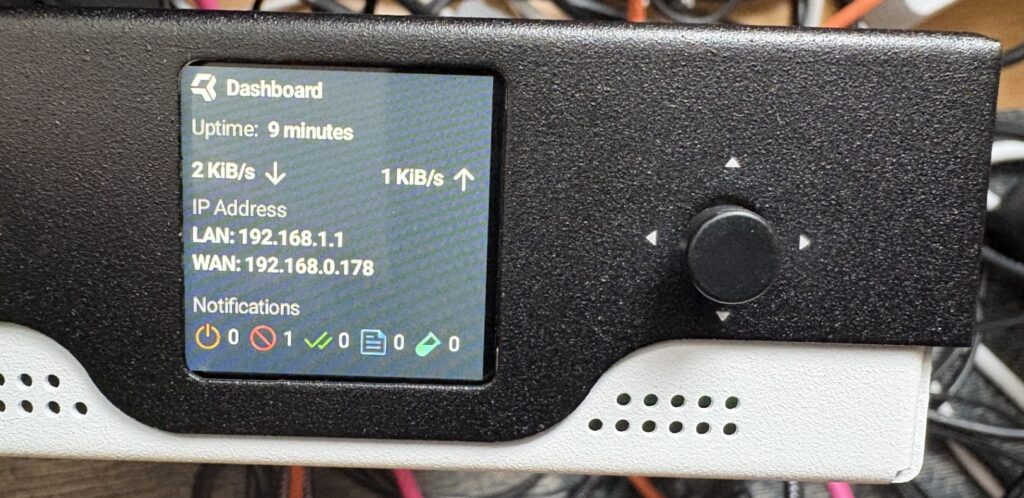 Het 1,5-inch kleurendisplay aan de voorkant geeft&nbsp;een&nbsp;duidelijk&nbsp;kort statusoverzicht.&nbsp;