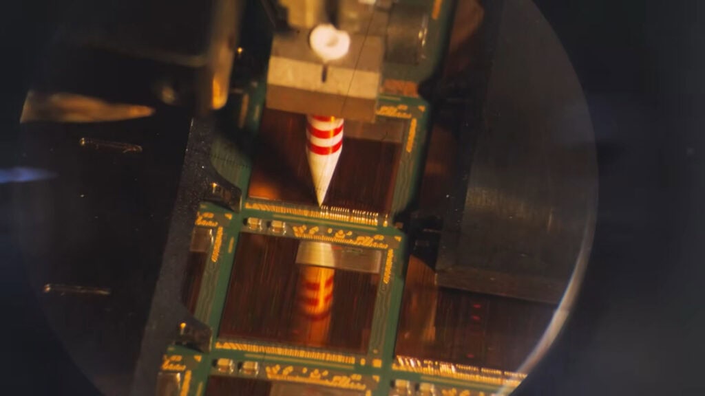 Bij wire-bonding verbindt een machine de afzonderlijke dies met elkaar, met een snelheid van circa vijf draden per seconde. (Foto Lexar)