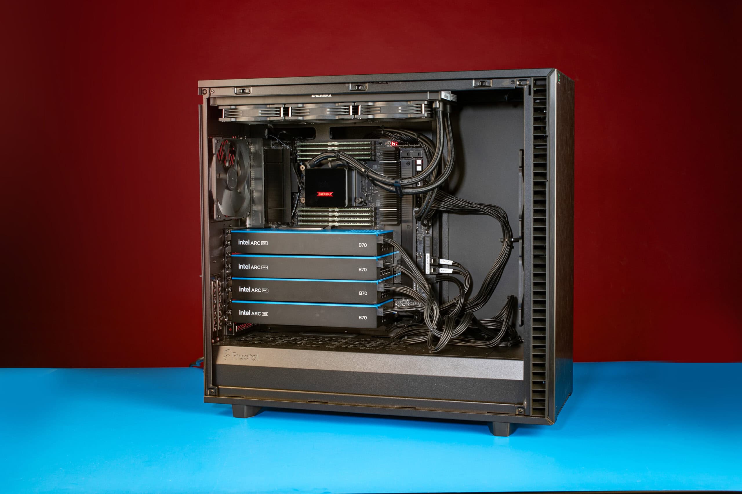 Workstation met vier keer Intel Arc Pro B70