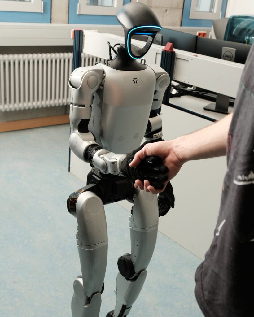 humrob-on_robot-schudt-handen